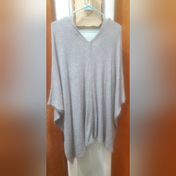 Women's Poncho style top - Picture 2 of 3
